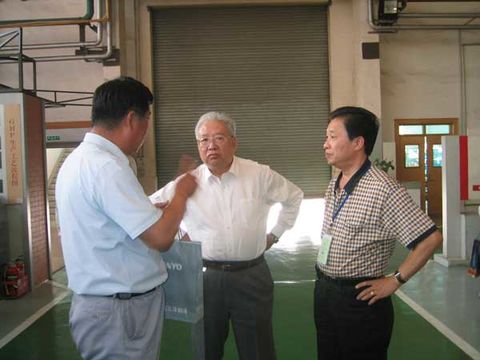 虞总（右一）与原机械部副部长陆燕荪总工程师（中）等进行交流